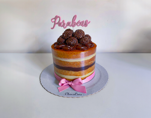 naked cake com docinhos